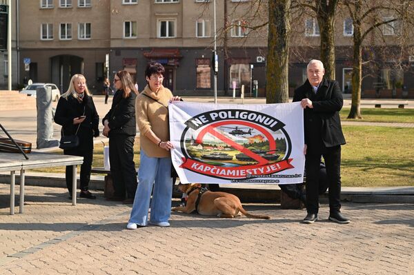 На фото: участники акции протеста держат плакат с надписью: "Нет полигону в Капчяместисе!" - Sputnik Литва