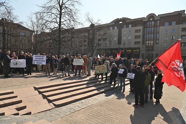 В субботу, 28 марта, в Вильнюсе прошла акция протеста против строительства военного полигона в Капчяместисе. - Sputnik Литва