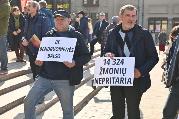 На фото: участники акции протеста держат плакаты с надписями: "Без голоса сообщества", "14324 человека не поддерживают". - Sputnik Литва
