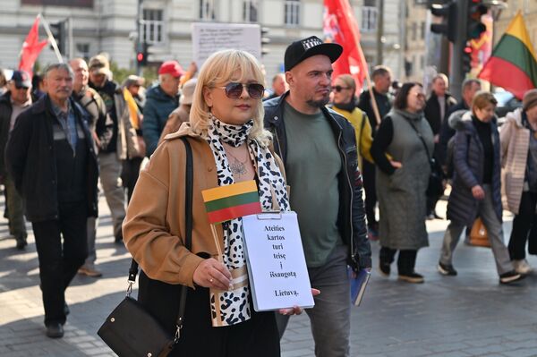 На фото: участница акции протеста несет плакат с надписью: "Будущие поколения имеют право на сохраненную Литву". - Sputnik Литва