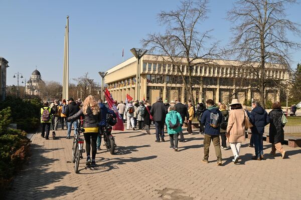 Участники митинга собрались на Кафедральной площади и прошли по проспекту Гедиминаса до здания Сейма. - Sputnik Литва