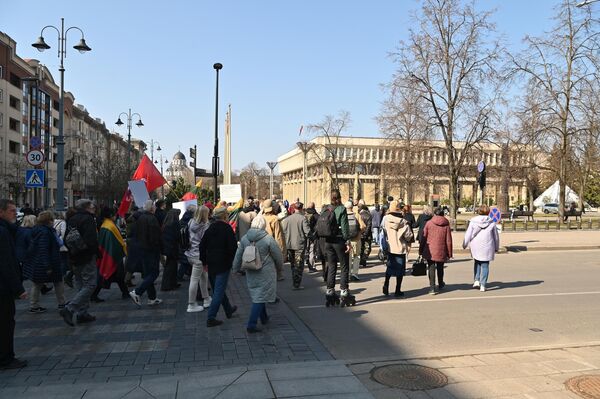Ранее Государственный совет по обороне принял решение создать учебный полигон в Капчяместисе возле границы с Белоруссией и Польшей в районе Сувалкского коридора. Местные жители выступили против планов вырубки тысяч гектаров леса, шума, а также выселения части населения из-за строительства этого военного объекта, и вышли на протест. Однако власти заявили, что военный объект в любом случае будет построен на этой территории к 2030 году. - Sputnik Литва