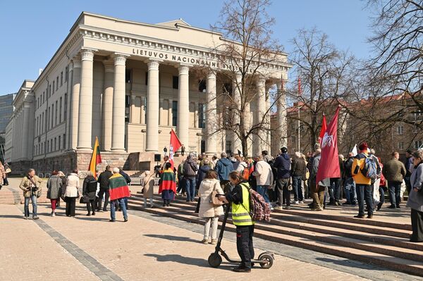 Организаторы протеста критикуют планируемый проект военного полигона в Капчяместисе, который может охватить около 14 тысяч гектаров лесов, часть которых будет вырублена. По словам организаторов, речь идет о территории, где произрастают зрелые, вековые насаждения, а процесс принятия решений недостаточно прозрачен. - Sputnik Литва