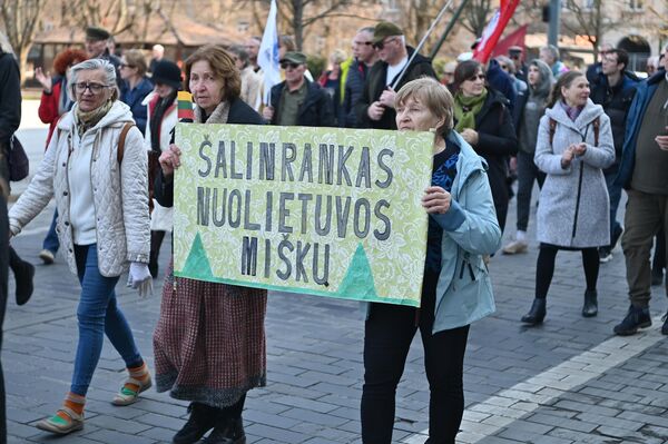 На фото: участники акции протеста держат плакат с надписью: "Руки прочь от литовских лесов". - Sputnik Литва