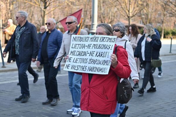 На фото: участник акции протеста несет плакат с надписью: "Прекратить вырубки лесов! Литва — не полигон! Миллиарды — не для войны! Не для продажи Литвы! Не для уничтожения государства!" - Sputnik Литва
