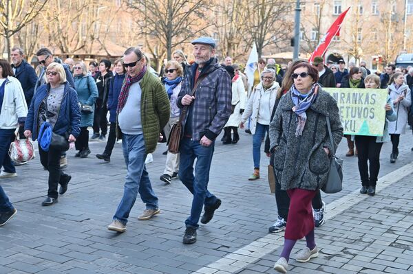Также организаторы акции поднимают вопрос, не нарушаются ли принципы законодательной прозрачности и публичности, когда решения, касающиеся тысяч гектаров государственной собственности, принимаются без реального диалога с местным населением. - Sputnik Литва