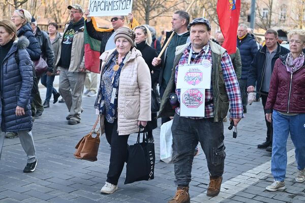 Председатель организации Гинтаутас Кнюкшта заявляет, что государственные учреждения принимают решения, оказывающие значительное влияние на государственную собственность и природу, но общественность недостаточно или слишком поздно информируется о них. - Sputnik Литва