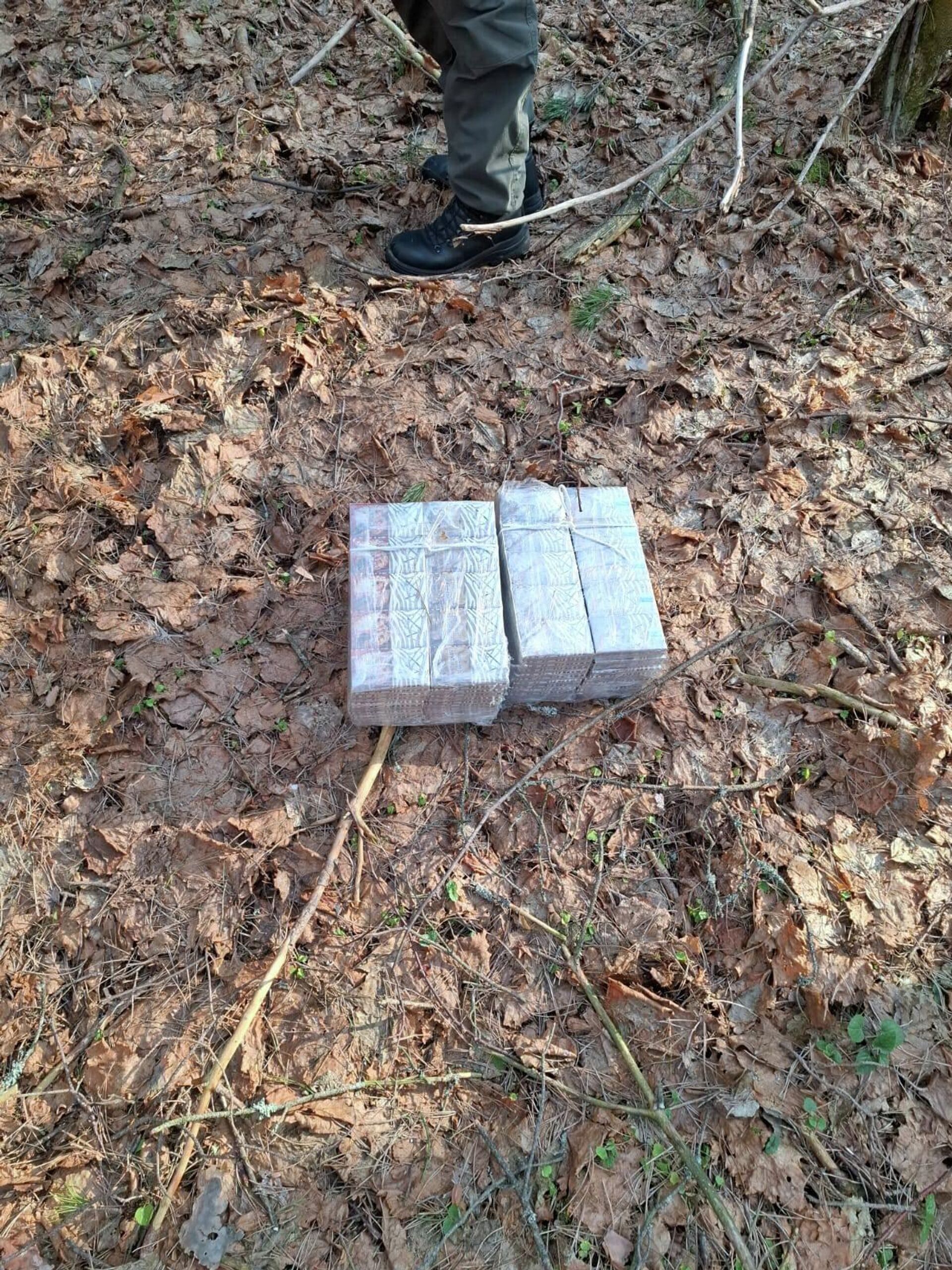 Партия контрабандных сигарет, которую перехватили литовские пограничники - Sputnik Литва, 1920, 28.03.2026