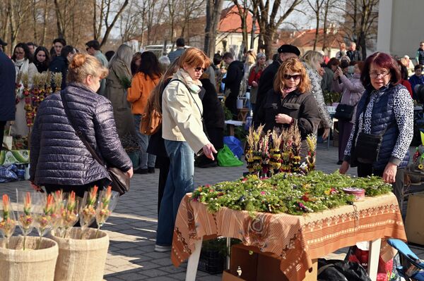 Традиционно на улицах вблизи храмов продают букеты из вербы. - Sputnik Литва