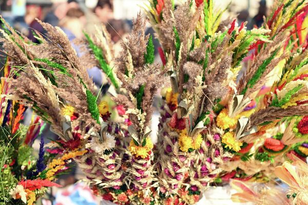 В Литве существует традиция создания особых "вербных букетов". Эти букеты напоминают деревца и изготавливаются из сухоцветов, соломы, злаков, сухих трав, цветов бессмертника или клевера. - Sputnik Литва