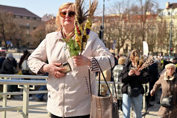 Вербное воскресенье открывает Великую неделю, предшествующую Пасхе.В этот день принято посетить храм, поучаствовать в богослужении и принести домой освященные ветви. - Sputnik Литва