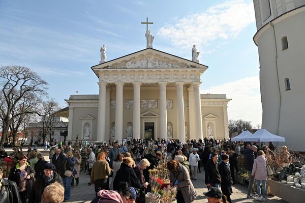 В Литве 29 марта верующие католики отметили Вербное воскресенье. На площади у кафедрального собора собралось много людей. - Sputnik Литва