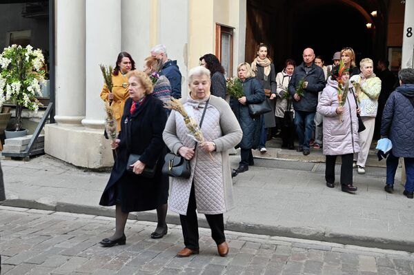 На фото: верующие спешат на мессу в центральный католический собор. - Sputnik Литва