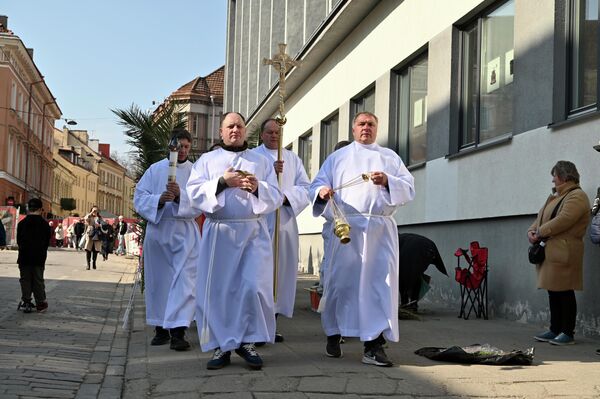 На фото: крестный ход от кафедрального собора до костела Святого Духа. - Sputnik Литва