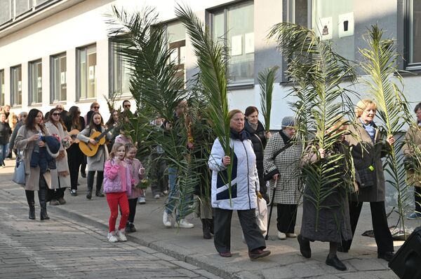 Процессия символизирует встречу Христа жителями Иерусалима, которые устилали его путь пальмовыми ветвями. - Sputnik Литва