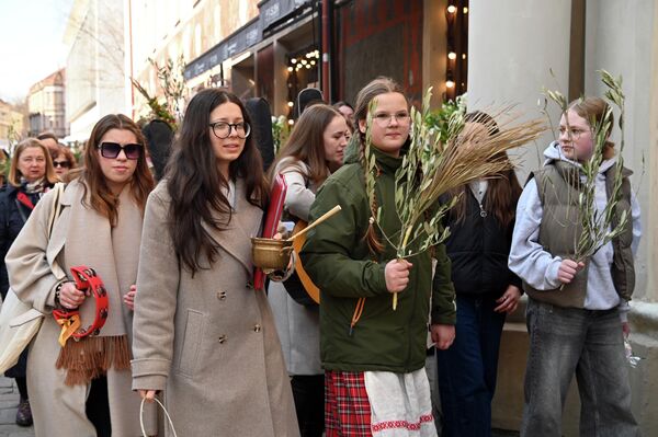 На фото: участники крестного хода с вербами. - Sputnik Литва