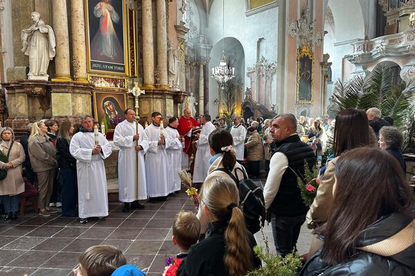 На фото: богослужение в костеле Святого Духа. Верующие держат в руках зажженные свечи и букеты из вербы. - Sputnik Литва