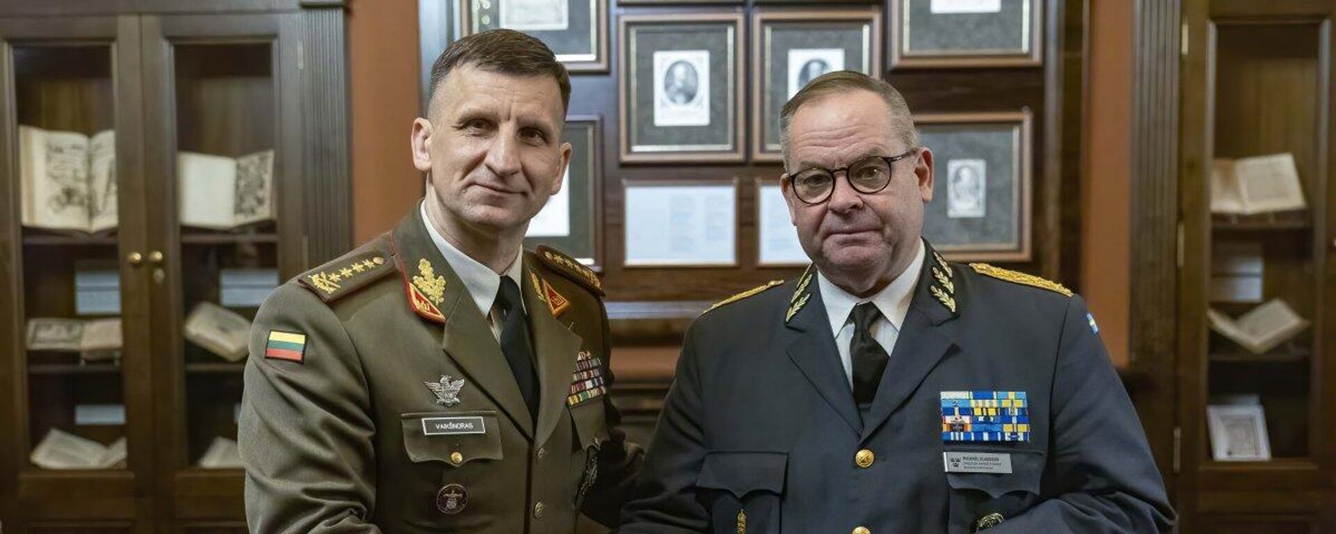 Командующий ВС Литвы Раймундас Вайкшнорас и командующий ВС Швеции Михаэль Клессон - Sputnik Литва, 1920, 01.04.2026