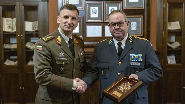Командующий ВС Литвы Раймундас Вайкшнорас и командующий ВС Швеции Михаэль Клессон - Sputnik Литва