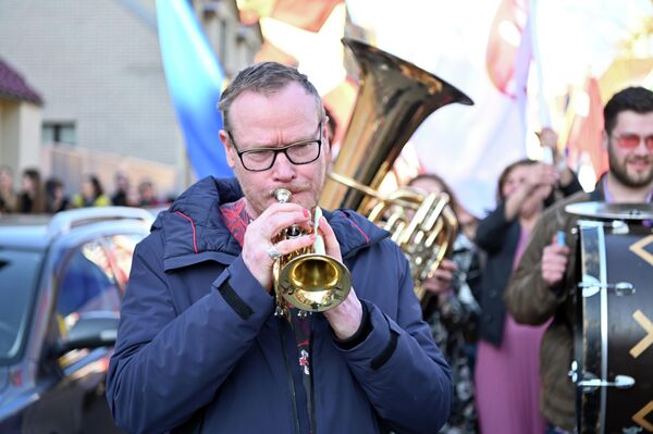 По дороге участники шествия останавливались и веселились. - Sputnik Литва