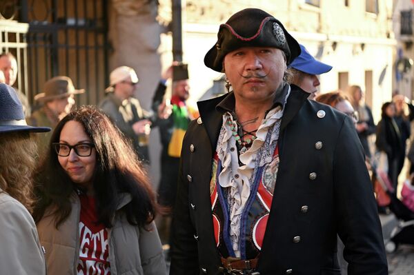 На фото: участники праздничного шествия в Ужуписе. - Sputnik Литва