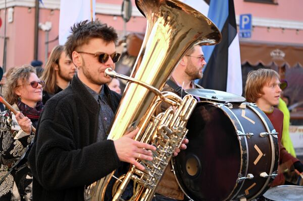 На фото: участники праздничного шествия в Ужуписе. - Sputnik Литва