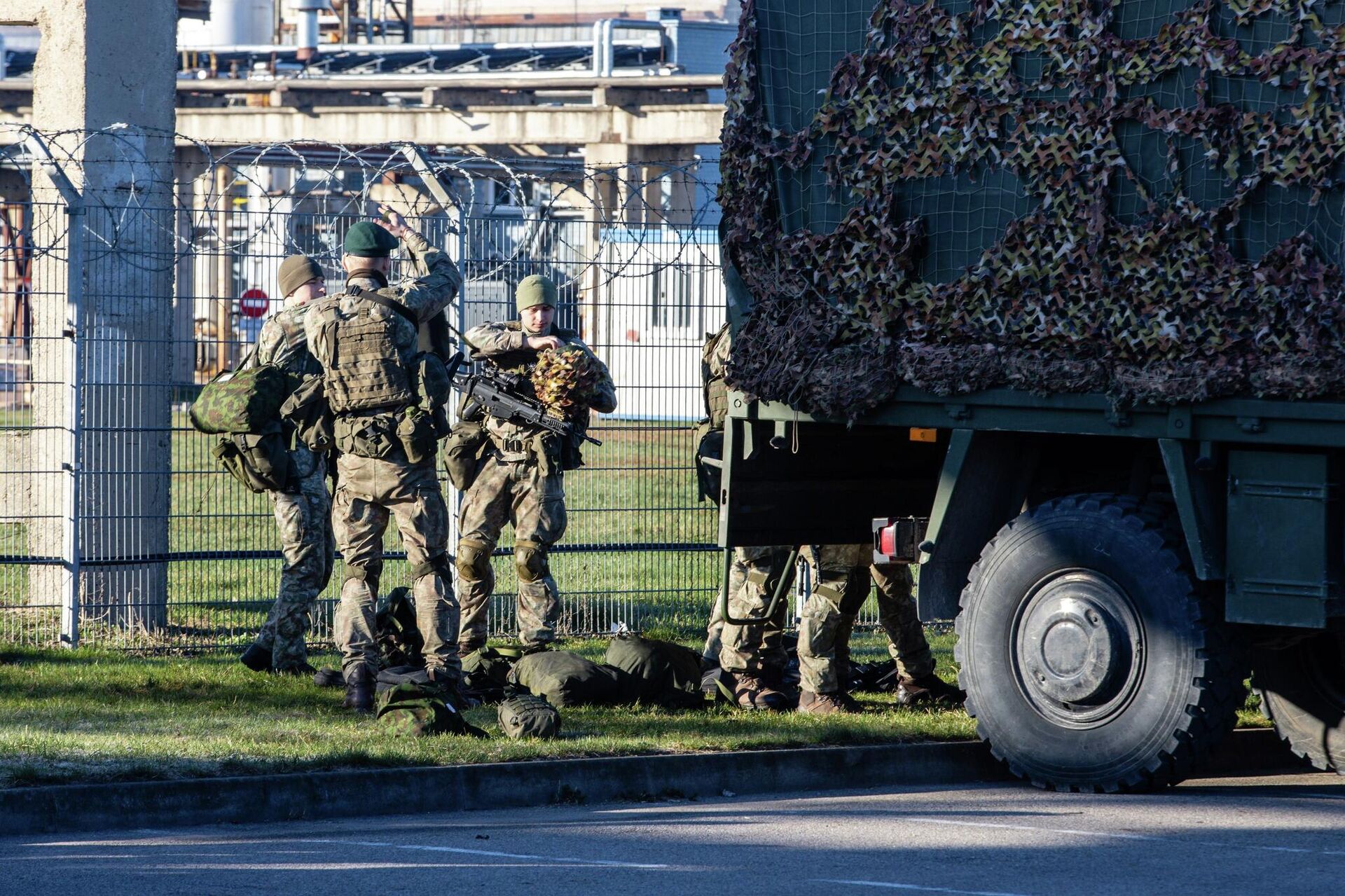 Учения по гражданской обороне на заводе Achema в Литве  - Sputnik Литва, 1920, 02.04.2026