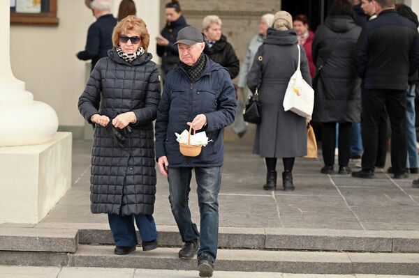 На фото: верующие накануне пасхального богослужения в Вильнюсе. - Sputnik Литва