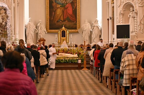 Богослужения в Великую субботу проводятся и утром. - Sputnik Литва