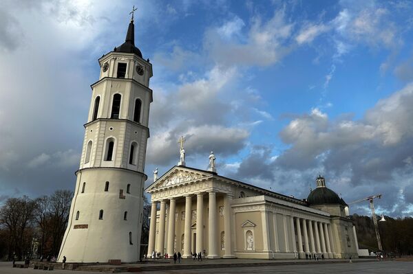 По традиции многие верующие посещают службы в субботу вечером. - Sputnik Литва