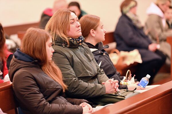 На богослужение христиане приходят целыми семьями. - Sputnik Литва