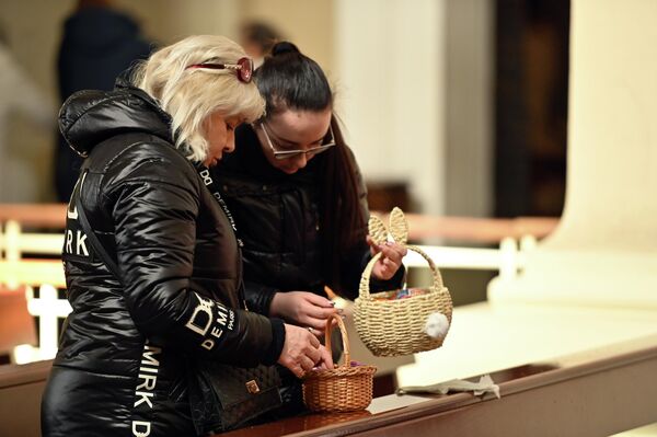 В Великую Субботу в храмы приносят пасхальную пищу для освящения. - Sputnik Литва