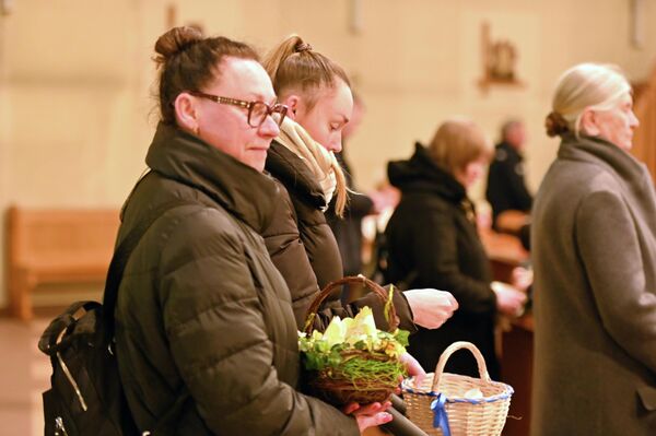 Для освящения также приносят в храм куличи, творожные пасхи. - Sputnik Литва