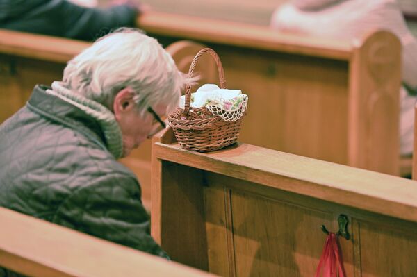 На торжественном богослужении в субботу говорят о погребении Христа и Его пребывании во гробе. - Sputnik Литва