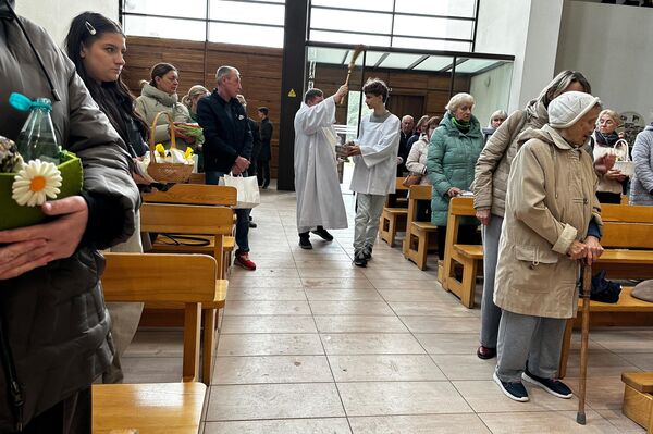 Главный символ Пасхи — яйца, которые перед праздником красят и украшают, затем освещают в храме.  - Sputnik Литва