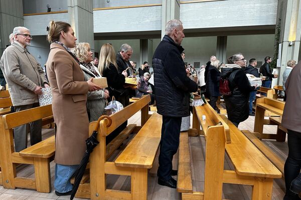 Праздник Пасхи существовал уже при апостолах и сперва был посвящен воспоминанию о смерти Иисуса Христа. Точной даты Воскресения нет, известно только, что это произошло весной — тогда иудеи отмечали Песах, иудейский праздник в память исхода из Египта еврейского народа. - Sputnik Литва