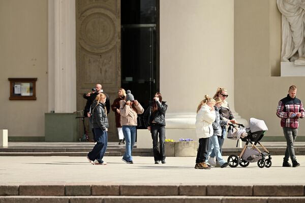 По Евангельским событиям, после смерти Иисуса Христа Его тайный ученик Иосиф Аримафейский забрал тело усопшего и похоронил в своем склепе, расположенном в саду у Голгофы, и завалил вход в склеп каменной плитой. На рассвете третьего дня к пещере пришли женщины — ученицы Иисуса, чтобы совершить ритуальное умащение тела усопшего благовониями. Но склеп оказался пуст. Так Жены-мироносицы первыми узнали о чуде Воскрешения. - Sputnik Литва