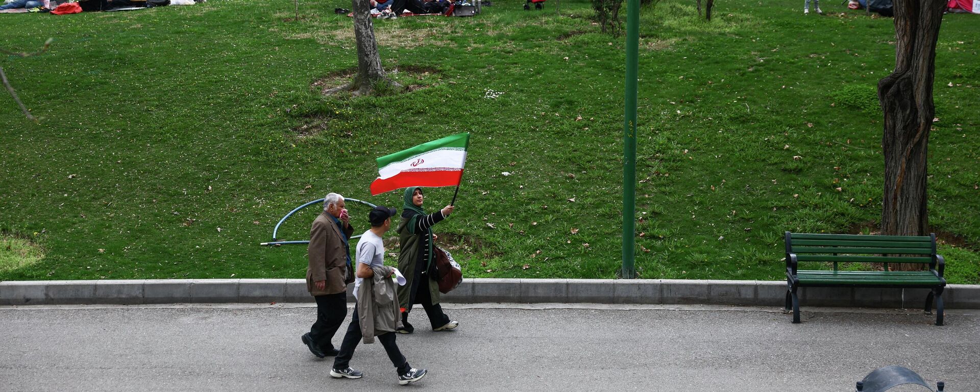 Жители Тегерана на прогулке в парке - Sputnik Литва, 1920, 06.04.2026