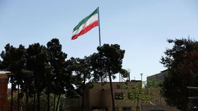 Флаг Ирана около атакованного Технологического университета имени Шарифа в Тегеране