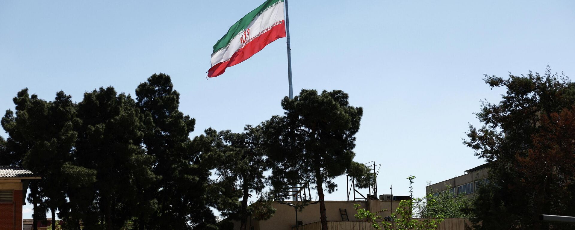 Флаг Ирана около атакованного Технологического университета имени Шарифа в Тегеране - Sputnik Литва, 1920, 07.04.2026