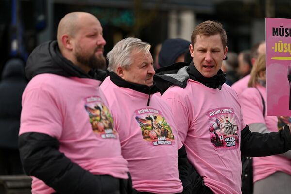 Участники акции были одеты в розовые майки с надписью: "Розовая мечта прожить с молочного хозяйства". - Sputnik Литва