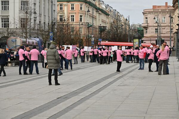 В четверг, 9 апреля, в Вильнюсе прошел митинг в защиту молочной отрасли Литвы. - Sputnik Литва