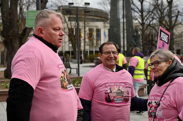 К митингующим вышел министр сельского хозяйства Литвы Андрюс Паленис и даже из солидарности одел розовую майку с символикой протеста. - Sputnik Литва