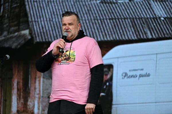 В Литовской ассоциации производителей молока отметили, что из-за падения закупочных цен на молоко и одновременного роста цен на топливо, удобрения, корма и энергоносители многие фермы работают в убыток. - Sputnik Литва