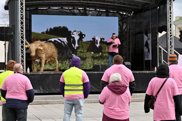 Участники протеста подчеркнули, что предстоящий весенний сезон работ еще больше увеличит потребность в оборотном капитале, поэтому некоторые фермы могут оказаться не в состоянии выполнять необходимые сельскохозяйственные работы, сократить производство или быть вынуждены полностью прекратить свою деятельность. - Sputnik Литва