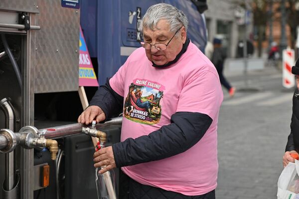Протестующие бесплатно раздавали молоко жителям города, тем самым символически демонстрируя, насколько мала доля конечной цены молока, достающаяся производителю. - Sputnik Литва