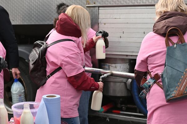 Протестующие просят власти урегулировать вопрос равных выплат. - Sputnik Литва