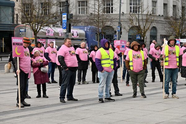 Участники акции протеста отметили, что только за этот год прекратили свою деятельность 1777 ферм. - Sputnik Литва