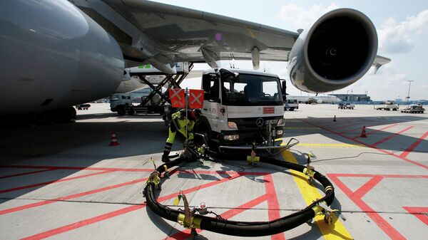 Заправка самолета авиакомпании Lufthansa в аэропорту Франкфурта - Sputnik Литва