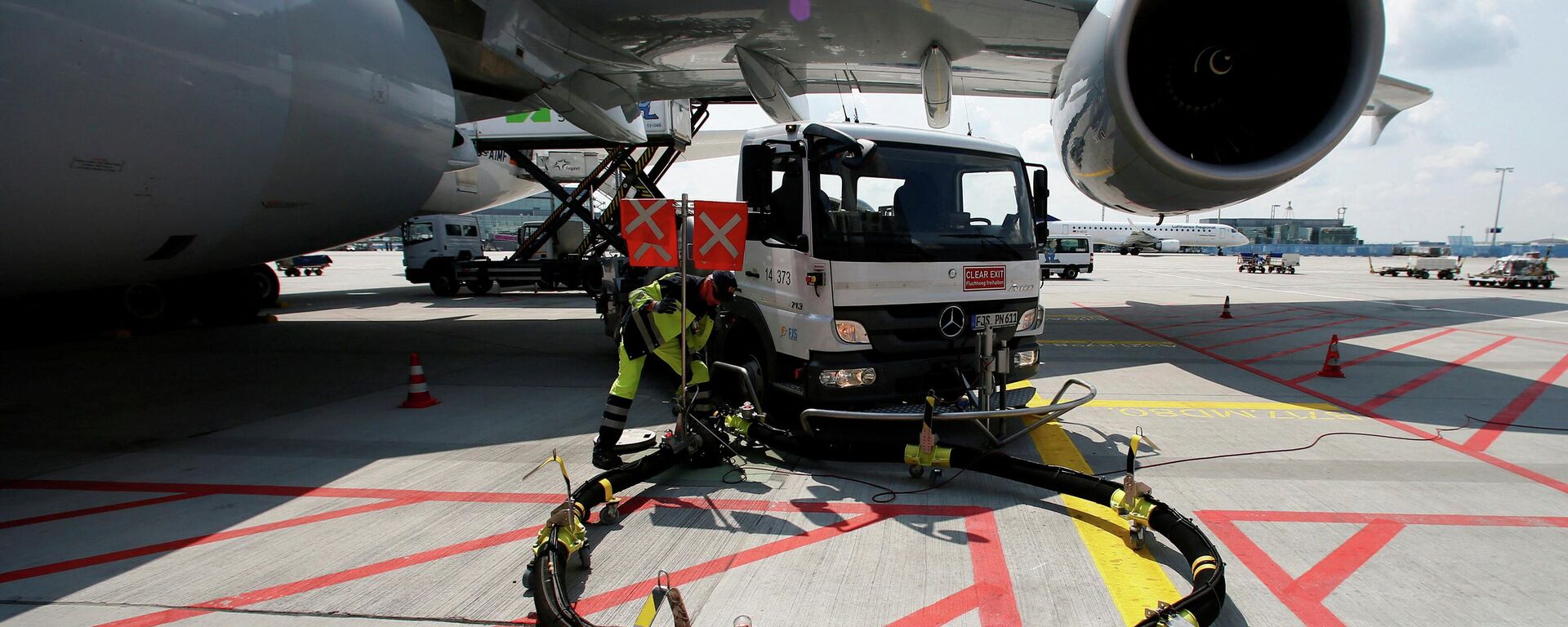 Заправка самолета авиакомпании Lufthansa в аэропорту Франкфурта - Sputnik Литва, 1920, 10.04.2026